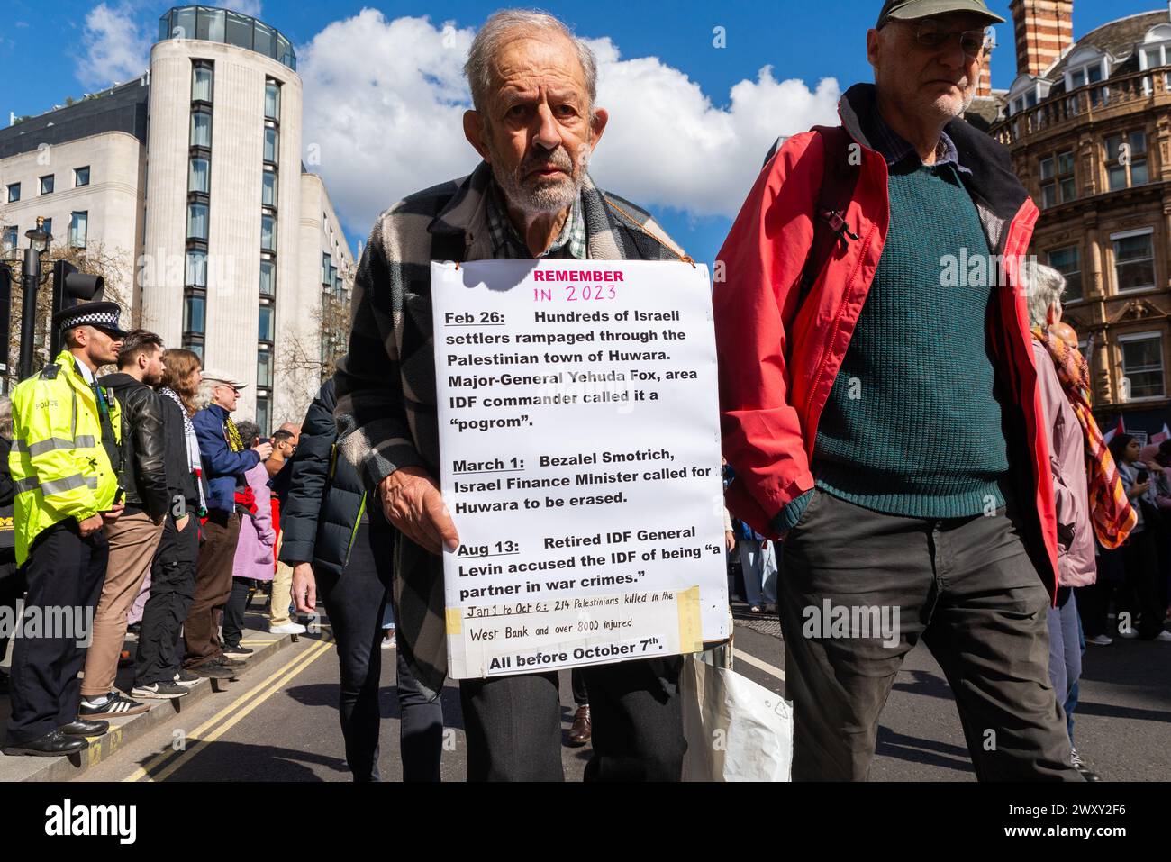 Protesta contro l'escalation dell'azione militare a Gaza mentre il conflitto tra Israele e Hamas continua. Uomo anziano con messaggi storici Foto Stock