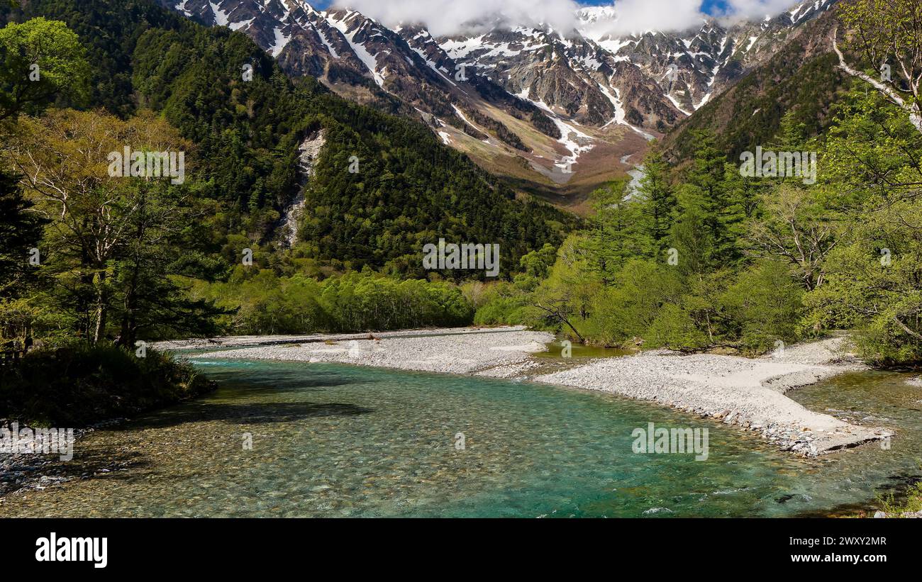 Il fiume Azusa e il innevato monte Hotaka nella catena montuosa di Hida Foto Stock