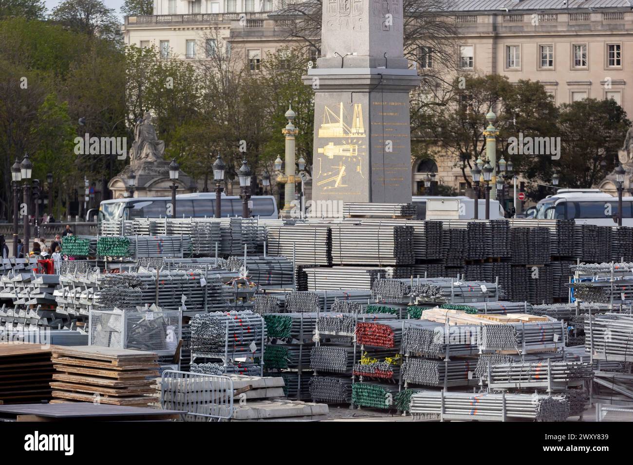 Parigi, Francia. 28 marzo 2024. Vincent Isore/IP3 ; Parigi, Francia 28 marzo 2024 - le persone passano davanti al cantiere olimpico del Parco Urbano in Place De la Concorde nell'ambito di Parigi 2024. Place de la Concorde è stata scelta per ospitare le gare BMX di freestyle, Breaking, skateboard e basket 3x3 durante i Giochi Olimpici di Parigi 2024 SPORT, PLACE DE LA CONCORDE, PARC URBAIN LA CONCORDE, OLY, COJOP, JEUX OLYMPIQUESN PARIS 2024, INSTALLAZIONE, STADE, TRAVAUX, ILLUSTRAZIONE, GENERIQUE, mise EN PLACE, CHANTIER Credit: MAXPPP/Alamy Live News Foto Stock