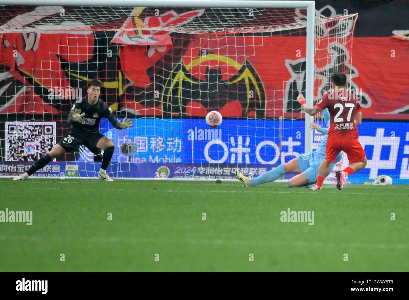 Lo Shanghai Port Football Club ha sconfitto l'Henan Jiuzu Dukang Football Club con 3-1 nel terzo turno della Chinese Super League (CSL) 2024 a Shanghai, Foto Stock