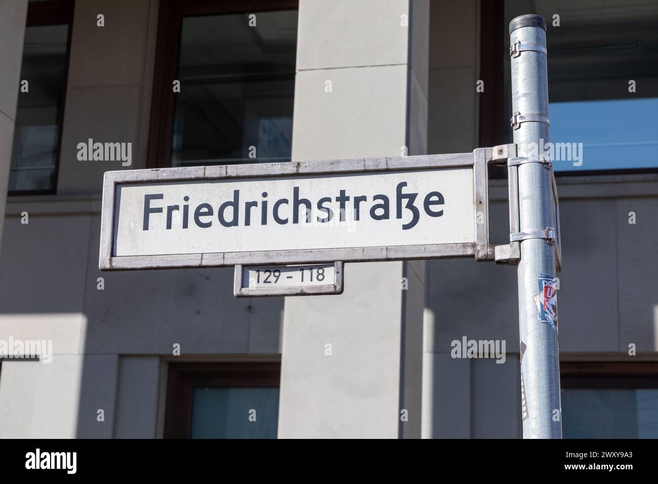 Cartello con il nome della strada Friedrichstrasse come simbolo dell'ex parte della DDR di Berlino, Germania Foto Stock