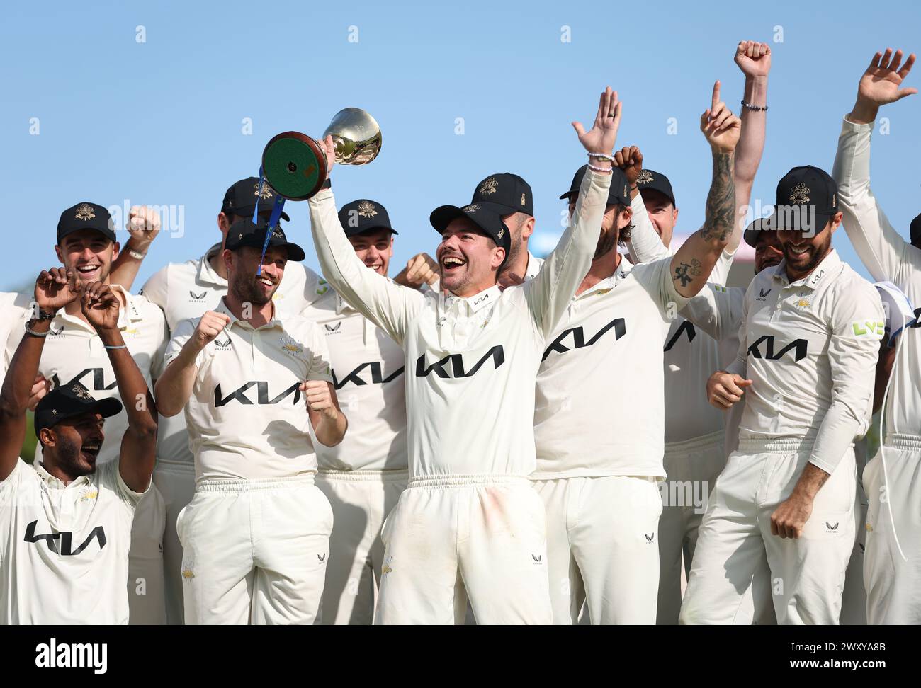 Foto del file datata 29/09/23, del capitano del Surrey Rory Burns sui compagni di squadra, solleva il trofeo di Division One dopo il quarto giorno della partita del LV= Insurance County Championship all'Ageas Bowl, Southampton. Sarà la fine di un'epoca in cui Alec Stewart si congederà come direttore del cricket del Surrey alla fine dell'anno, con l'ex capitano inglese già stabilito come primo tra gli eguali nella storia moderna della contea data di pubblicazione: Mercoledì 3 aprile 2024. Foto Stock