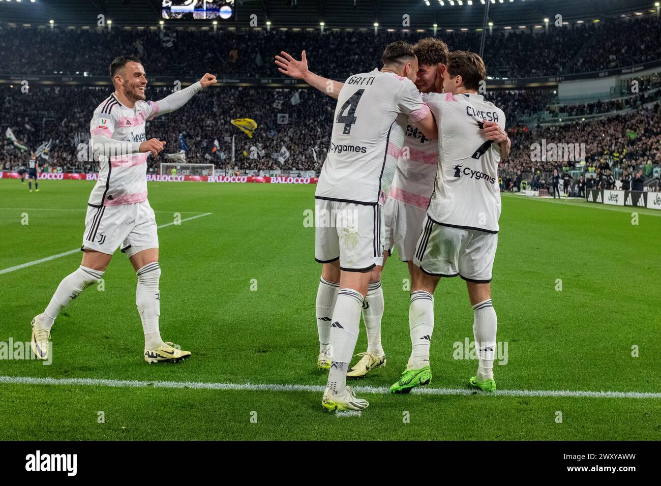 Dusan Vlahovic della Juventus FC festeggia con i compagni di squadra dopo aver segnato nella partita di Coppa Italia tra Juventus FC e SS Lazio all'Allianz Stadi Foto Stock