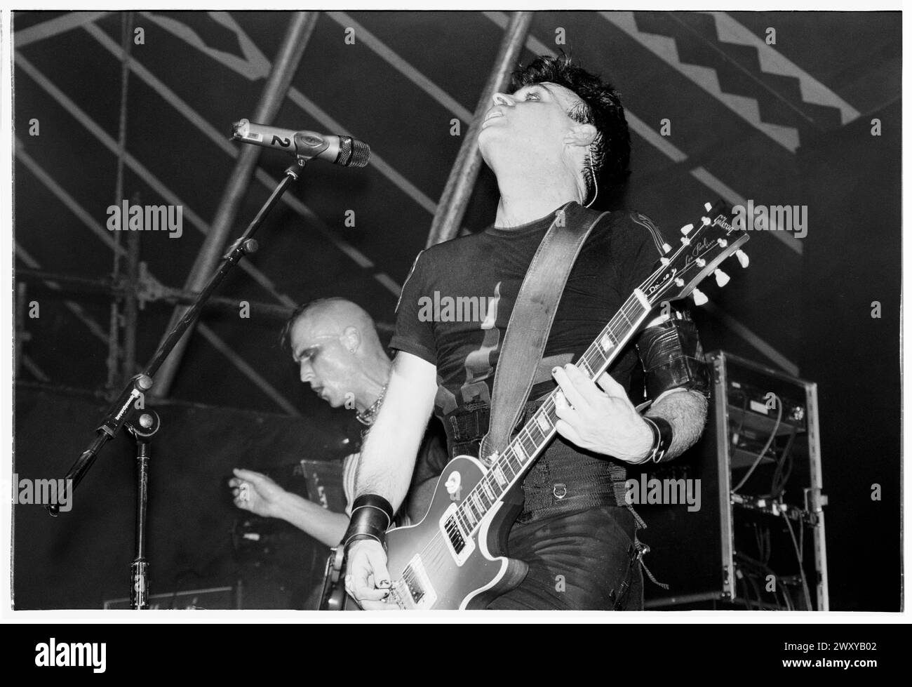 GARY NUMAN, Reading FESTIVAL, 2001: La leggenda della musica Gary Numan suona dal vivo al Reading Festival, Reading, Regno Unito, il 24 agosto 2001. Foto: Rob Watkins. INFO: INFO: Gary Numan, nato nel 1958, è un musicista inglese pionieristico. Emergendo alla fine degli anni '70, il suo suono elettronico e industriale, incarnato in successi come "Cars" e album come "The Pleasure Principle", influenzò i generi New Wave e synth-pop, lasciando un impatto duraturo sul panorama musicale. Foto Stock