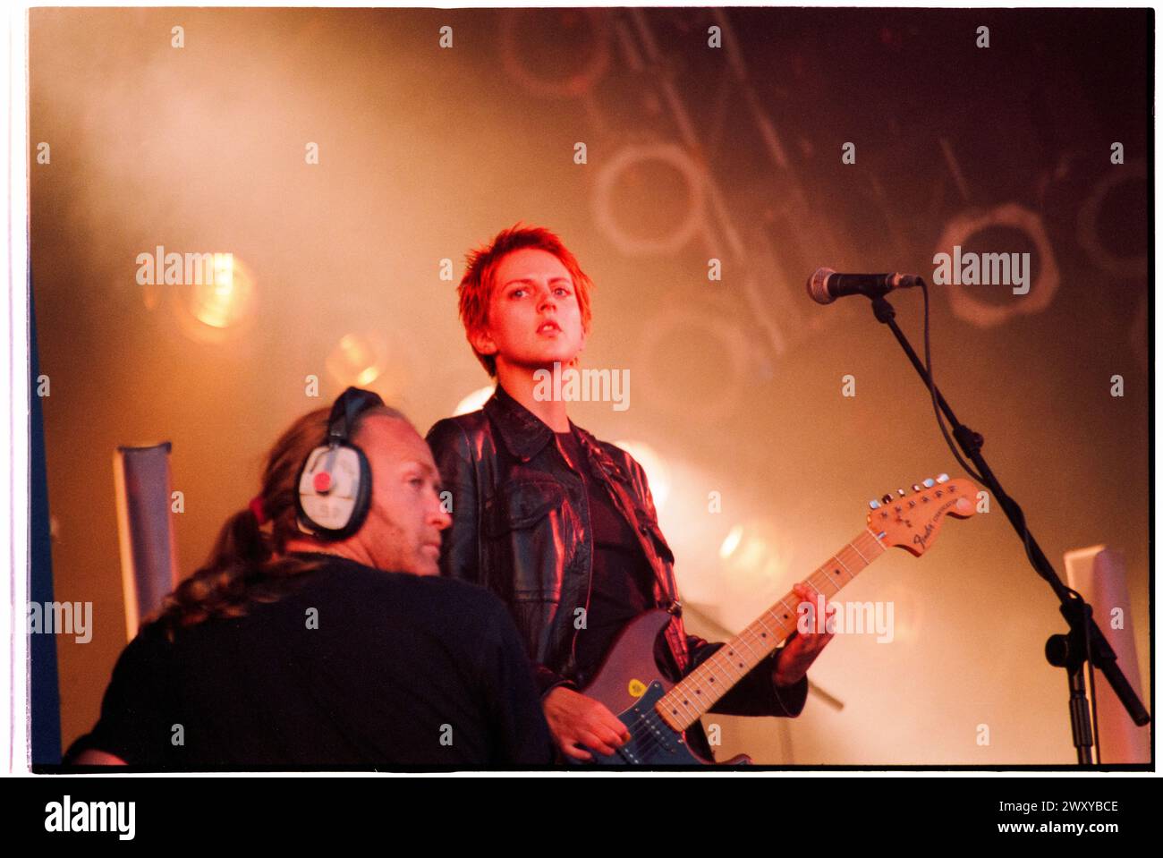 ELASTICA, GLASTONBURY FESTIVAL, 1995: Donna Matthews la chitarrista principale originale di elastica che suona al secondo stadio NME al Glastonbury Festival, Pilton Farm, Somerset, Inghilterra, 25 giugno 1995. Nel 1995 il festival ha celebrato il suo 25 ° anniversario. Foto: ROB WATKINS. INFO: Elastica, un gruppo musicale alternative rock britannico formatosi nel 1992, ha ottenuto il plauso con il loro album di debutto omonimo. Successi come "Connection" hanno mostrato le loro influenze post-punk e New Wave. Guidata da Justine Frischmann, il contributo di elastica all'era Britpop fu significativo. Foto Stock