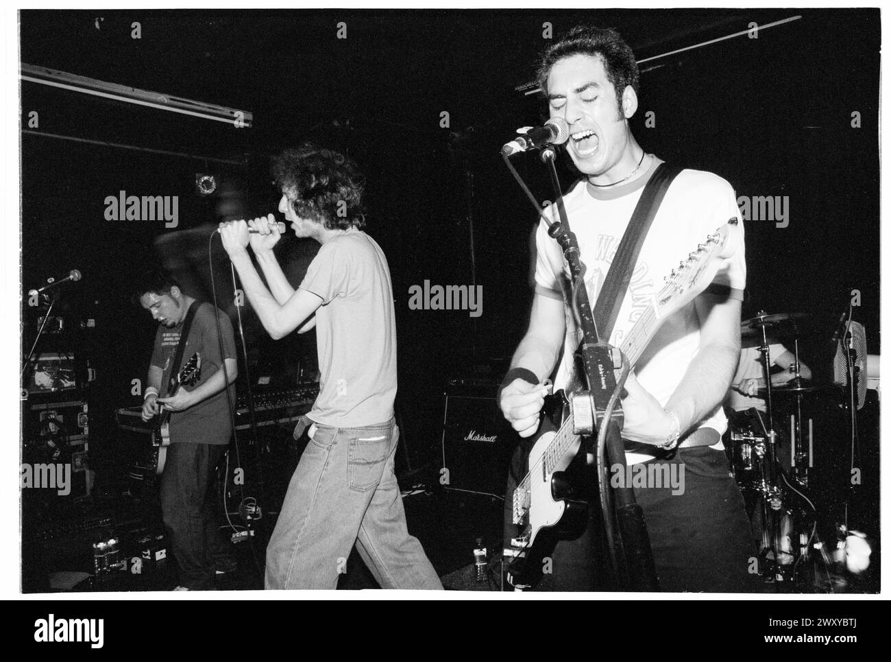 HUNDRED REASONS, YOUNG, EMO CONCERT, 2001: Un giovane cantante Colin Doran e Larry Hibbitt chitarrista della band Emo rock Hundred Reaons che suonano al Clwb Ifor Bach Welsh Club in Galles, Regno Unito, 14 maggio 2001. Foto: Rob Watkins. INFO: 100 Reasons, un gruppo rock post-hardcore britannico formatosi nel 1999 a Londra, ha guadagnato il plauso per le loro energiche esibizioni dal vivo e la scrittura emotiva delle canzoni. Successi come "If i Could" e "Silver" hanno mostrato il loro suono dinamico, guadagnando loro un seguito devoto nella scena musicale dei primi anni '2000. Foto Stock