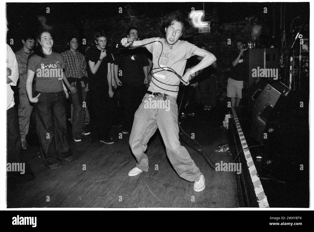HUNDRED REASONS, YOUNG, EMO CONCERT, 2001: Un giovane cantante Colin Doran e Larry Hibbitt chitarrista della band Emo rock Hundred Reaons che suonano al Clwb Ifor Bach Welsh Club in Galles, Regno Unito, 14 maggio 2001. Foto: Rob Watkins. INFO: 100 Reasons, un gruppo rock post-hardcore britannico formatosi nel 1999 a Londra, ha guadagnato il plauso per le loro energiche esibizioni dal vivo e la scrittura emotiva delle canzoni. Successi come "If i Could" e "Silver" hanno mostrato il loro suono dinamico, guadagnando loro un seguito devoto nella scena musicale dei primi anni '2000. Foto Stock