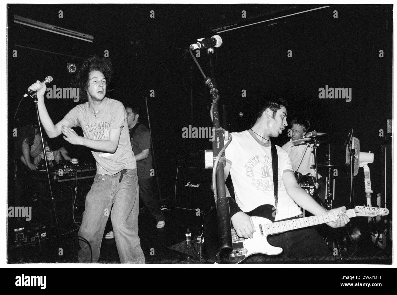 HUNDRED REASONS, YOUNG, EMO CONCERT, 2001: Un giovane cantante Colin Doran e Larry Hibbitt chitarrista della band Emo rock Hundred Reaons che suonano al Clwb Ifor Bach Welsh Club in Galles, Regno Unito, 14 maggio 2001. Foto: Rob Watkins. INFO: 100 Reasons, un gruppo rock post-hardcore britannico formatosi nel 1999 a Londra, ha guadagnato il plauso per le loro energiche esibizioni dal vivo e la scrittura emotiva delle canzoni. Successi come "If i Could" e "Silver" hanno mostrato il loro suono dinamico, guadagnando loro un seguito devoto nella scena musicale dei primi anni '2000. Foto Stock