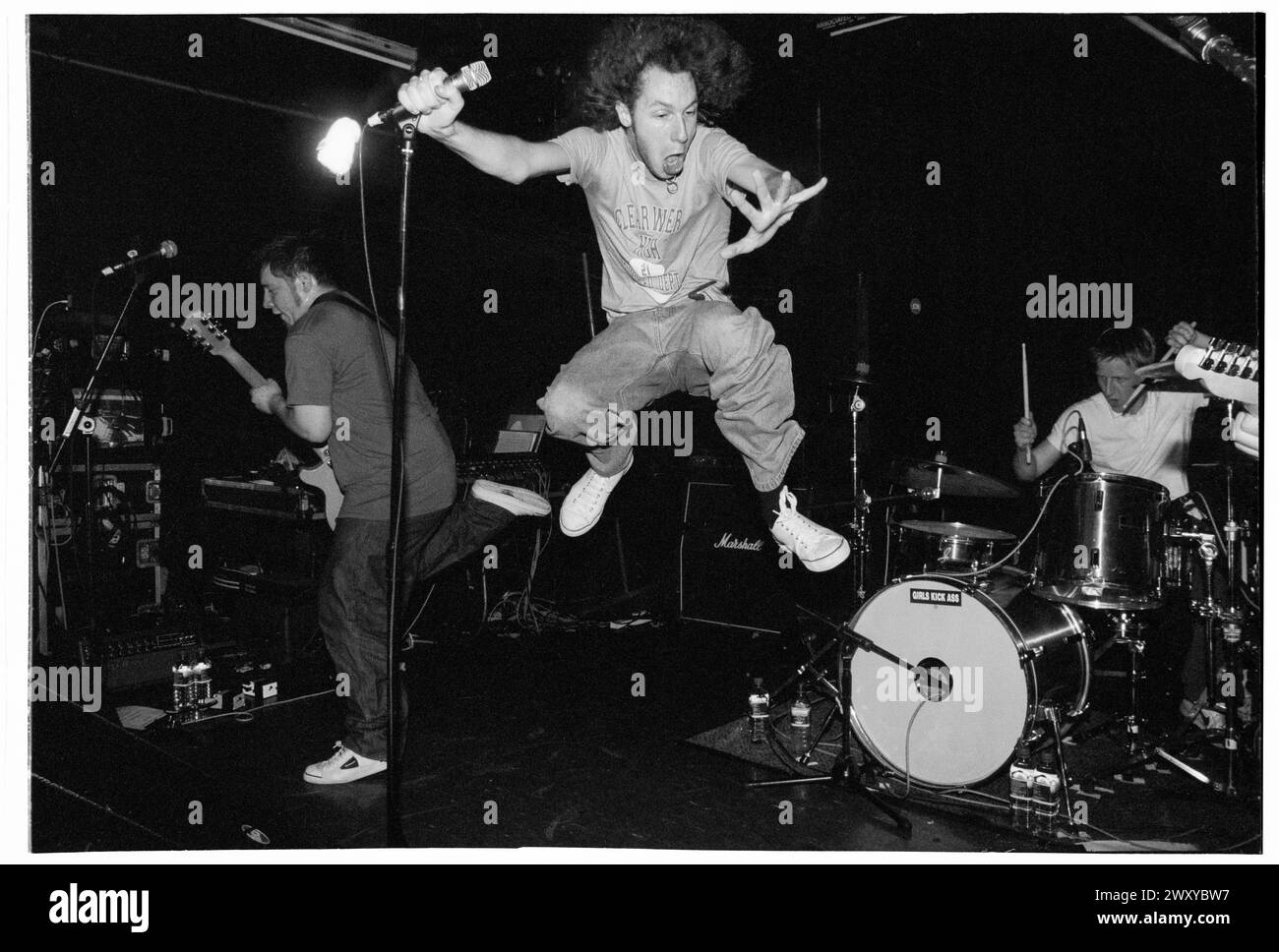HUNDRED REASONS, EMO CONCERT, 2001: Colin Doran della band Emo rock Hundred Reaons salta in mezzo alla folla suonando al Clwb Ifor Bach Welsh Club in Galles, Regno Unito, 14 maggio 2001. Foto: Rob Watkins. INFO: 100 Reasons, un gruppo rock post-hardcore britannico formatosi nel 1999 a Londra, ha guadagnato il plauso per le loro energiche esibizioni dal vivo e la scrittura emotiva delle canzoni. Successi come "If i Could" e "Silver" hanno mostrato il loro suono dinamico, guadagnando loro un seguito devoto nella scena musicale dei primi anni '2000. Foto Stock