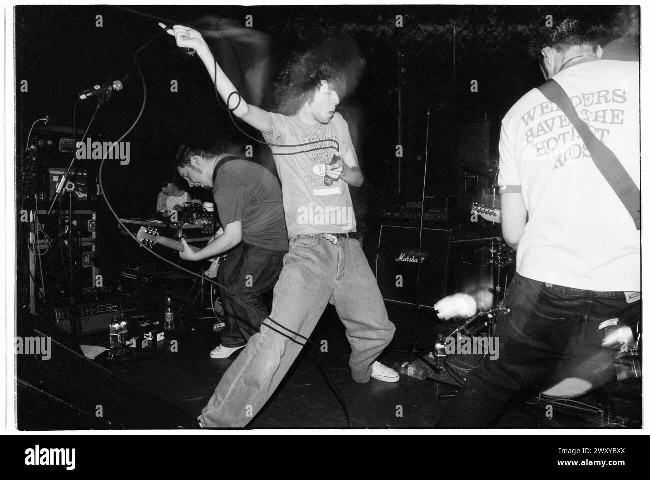 HUNDRED REASONS, YOUNG, EMO CONCERT, 2001: Un giovane cantante Colin Doran e Larry Hibbitt chitarrista della band Emo rock Hundred Reaons che suonano al Clwb Ifor Bach Welsh Club in Galles, Regno Unito, 14 maggio 2001. Foto: Rob Watkins. INFO: 100 Reasons, un gruppo rock post-hardcore britannico formatosi nel 1999 a Londra, ha guadagnato il plauso per le loro energiche esibizioni dal vivo e la scrittura emotiva delle canzoni. Successi come "If i Could" e "Silver" hanno mostrato il loro suono dinamico, guadagnando loro un seguito devoto nella scena musicale dei primi anni '2000. Foto Stock