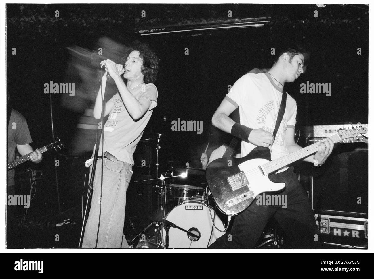 HUNDRED REASONS, YOUNG, EMO CONCERT, 2001: Un giovane cantante Colin Doran e Larry Hibbitt chitarrista della band Emo rock Hundred Reaons che suonano al Clwb Ifor Bach Welsh Club in Galles, Regno Unito, 14 maggio 2001. Foto: Rob Watkins. INFO: 100 Reasons, un gruppo rock post-hardcore britannico formatosi nel 1999 a Londra, ha guadagnato il plauso per le loro energiche esibizioni dal vivo e la scrittura emotiva delle canzoni. Successi come "If i Could" e "Silver" hanno mostrato il loro suono dinamico, guadagnando loro un seguito devoto nella scena musicale dei primi anni '2000. Foto Stock