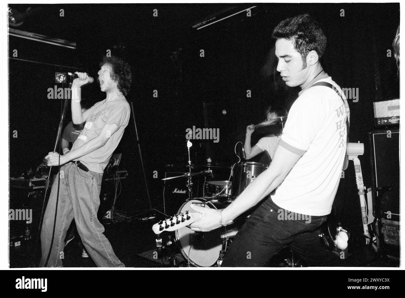 HUNDRED REASONS, YOUNG, EMO CONCERT, 2001: Un giovane cantante Colin Doran e Larry Hibbitt chitarrista della band Emo rock Hundred Reaons che suonano al Clwb Ifor Bach Welsh Club in Galles, Regno Unito, 14 maggio 2001. Foto: Rob Watkins. INFO: 100 Reasons, un gruppo rock post-hardcore britannico formatosi nel 1999 a Londra, ha guadagnato il plauso per le loro energiche esibizioni dal vivo e la scrittura emotiva delle canzoni. Successi come "If i Could" e "Silver" hanno mostrato il loro suono dinamico, guadagnando loro un seguito devoto nella scena musicale dei primi anni '2000. Foto Stock