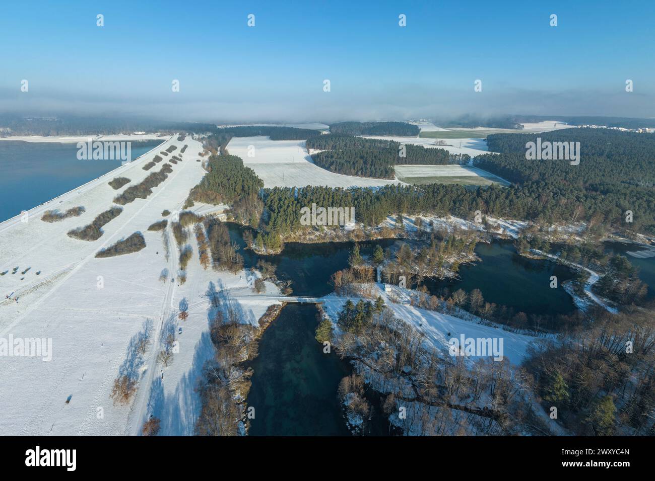 Suggestiva mattina invernale sul lago Brombachsee nella regione dei laghi della Franconia, nella Franconia centrale a sud di Norimberga Foto Stock
