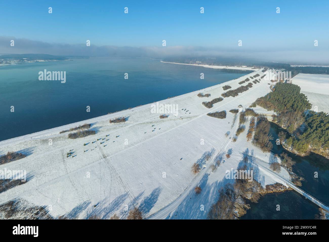 Suggestiva mattina invernale sul lago Brombachsee nella regione dei laghi della Franconia, nella Franconia centrale a sud di Norimberga Foto Stock