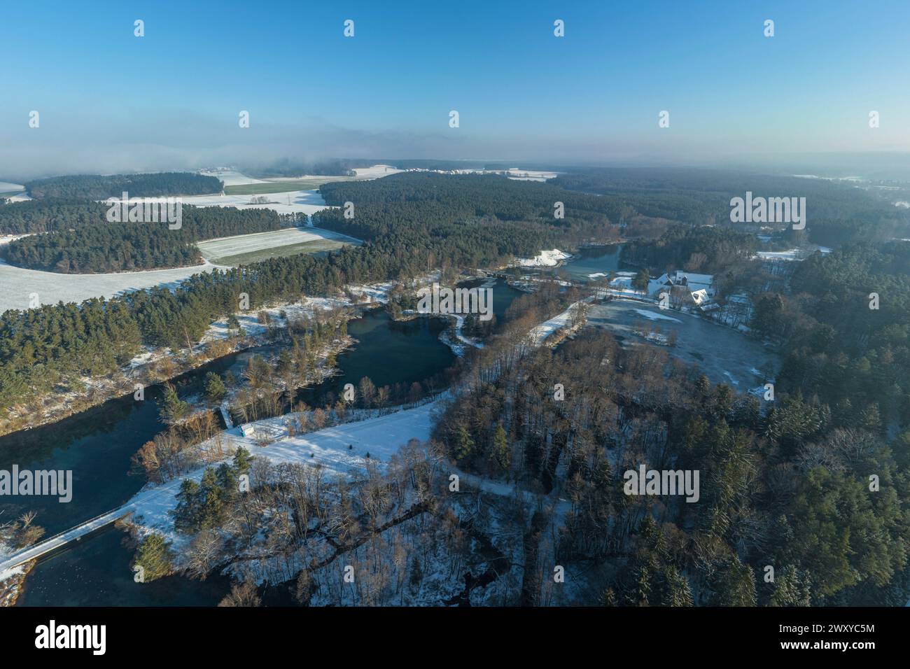 Suggestiva mattina invernale sul lago Brombachsee nella regione dei laghi della Franconia, nella Franconia centrale a sud di Norimberga Foto Stock