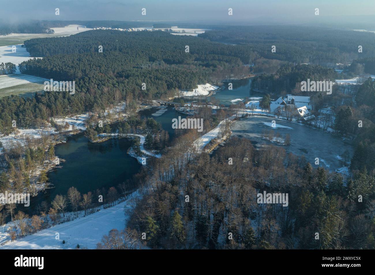 Suggestiva mattina invernale sul lago Brombachsee nella regione dei laghi della Franconia, nella Franconia centrale a sud di Norimberga Foto Stock