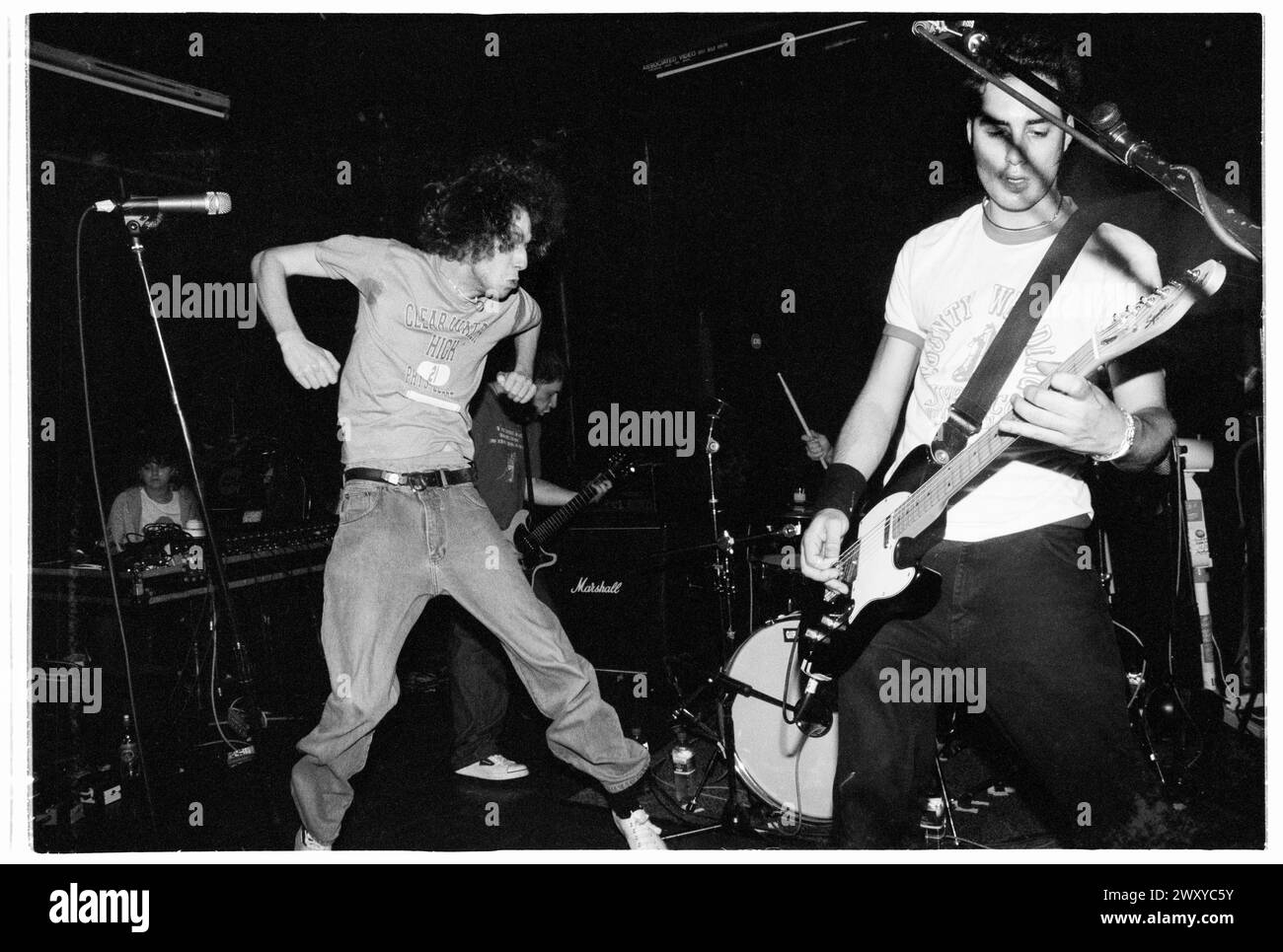 HUNDRED REASONS, YOUNG, EMO CONCERT, 2001: Un giovane cantante Colin Doran e Larry Hibbitt chitarrista della band Emo rock Hundred Reaons che suonano al Clwb Ifor Bach Welsh Club in Galles, Regno Unito, 14 maggio 2001. Foto: Rob Watkins. INFO: 100 Reasons, un gruppo rock post-hardcore britannico formatosi nel 1999 a Londra, ha guadagnato il plauso per le loro energiche esibizioni dal vivo e la scrittura emotiva delle canzoni. Successi come "If i Could" e "Silver" hanno mostrato il loro suono dinamico, guadagnando loro un seguito devoto nella scena musicale dei primi anni '2000. Foto Stock
