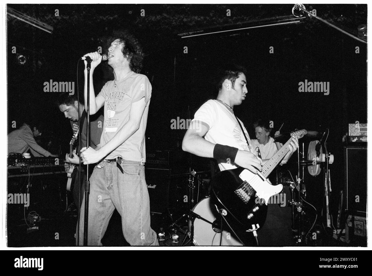 HUNDRED REASONS, YOUNG, EMO CONCERT, 2001: Un giovane cantante Colin Doran e Larry Hibbitt chitarrista della band Emo rock Hundred Reaons che suonano al Clwb Ifor Bach Welsh Club in Galles, Regno Unito, 14 maggio 2001. Foto: Rob Watkins. INFO: 100 Reasons, un gruppo rock post-hardcore britannico formatosi nel 1999 a Londra, ha guadagnato il plauso per le loro energiche esibizioni dal vivo e la scrittura emotiva delle canzoni. Successi come "If i Could" e "Silver" hanno mostrato il loro suono dinamico, guadagnando loro un seguito devoto nella scena musicale dei primi anni '2000. Foto Stock