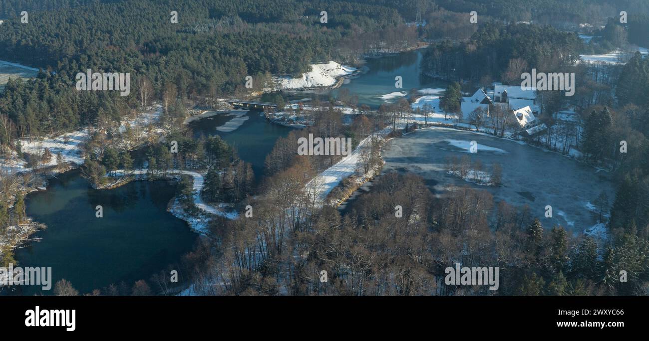 Suggestiva mattina invernale sul lago Brombachsee nella regione dei laghi della Franconia, nella Franconia centrale a sud di Norimberga Foto Stock