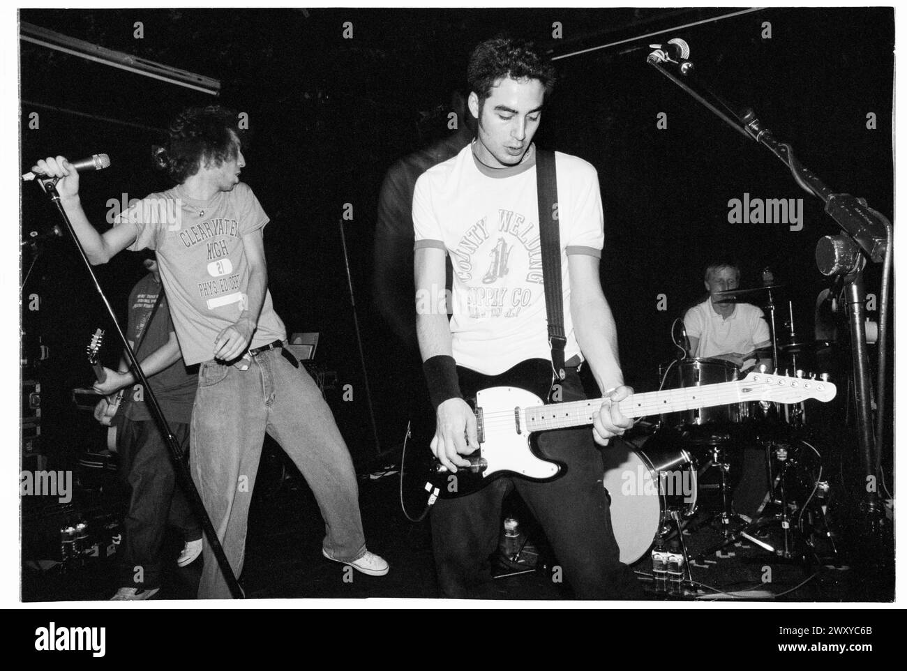 HUNDRED REASONS, YOUNG, EMO CONCERT, 2001: Un giovane cantante Colin Doran e Larry Hibbitt chitarrista della band Emo rock Hundred Reaons che suonano al Clwb Ifor Bach Welsh Club in Galles, Regno Unito, 14 maggio 2001. Foto: Rob Watkins. INFO: 100 Reasons, un gruppo rock post-hardcore britannico formatosi nel 1999 a Londra, ha guadagnato il plauso per le loro energiche esibizioni dal vivo e la scrittura emotiva delle canzoni. Successi come "If i Could" e "Silver" hanno mostrato il loro suono dinamico, guadagnando loro un seguito devoto nella scena musicale dei primi anni '2000. Foto Stock