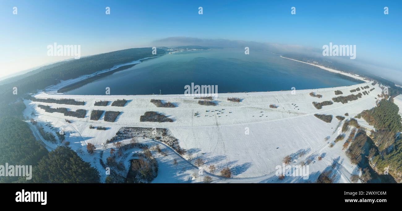 Suggestiva mattina invernale sul lago Brombachsee nella regione dei laghi della Franconia, nella Franconia centrale a sud di Norimberga Foto Stock