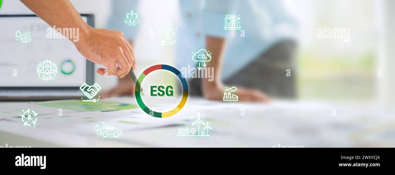 Primo piano, brainstorming dei team sul business sostenibile ESG (ambiente, social, governance) per gli obiettivi degli sdg in un ufficio ecologico Foto Stock