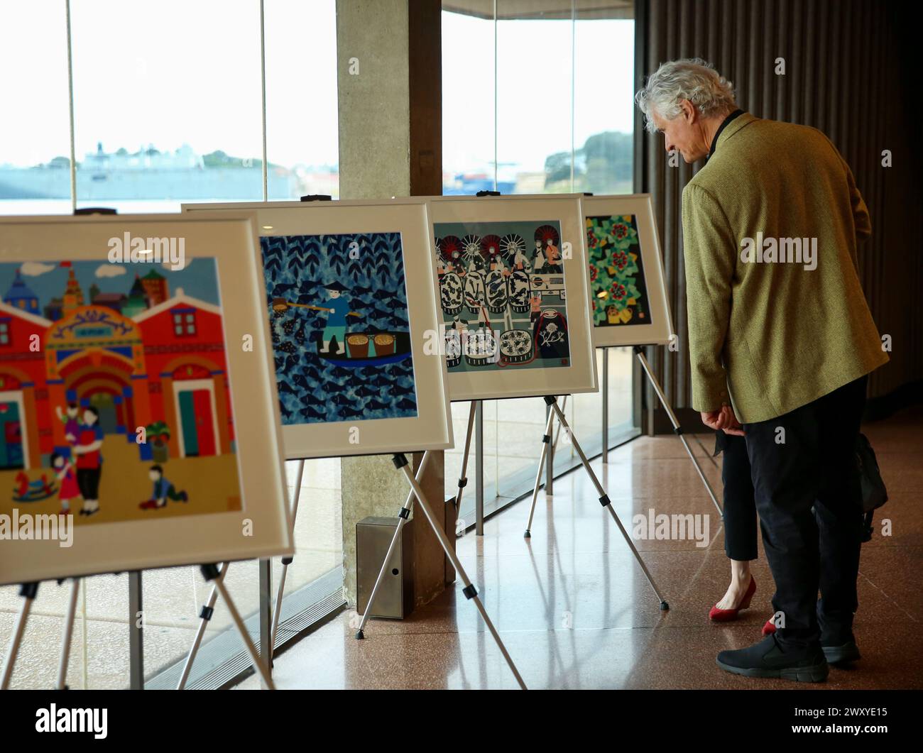 Sydney, Australia. 2 aprile 2024. Un visitatore guarda un dipinto esposto durante un'attività di apertura della "Fair South Remember -- Shanghai Intangible Cultural Heritage Painting Exhibition" a Sydney, Australia, 2 aprile 2024. Credito: Ma Ping/Xinhua/Alamy Live News Foto Stock