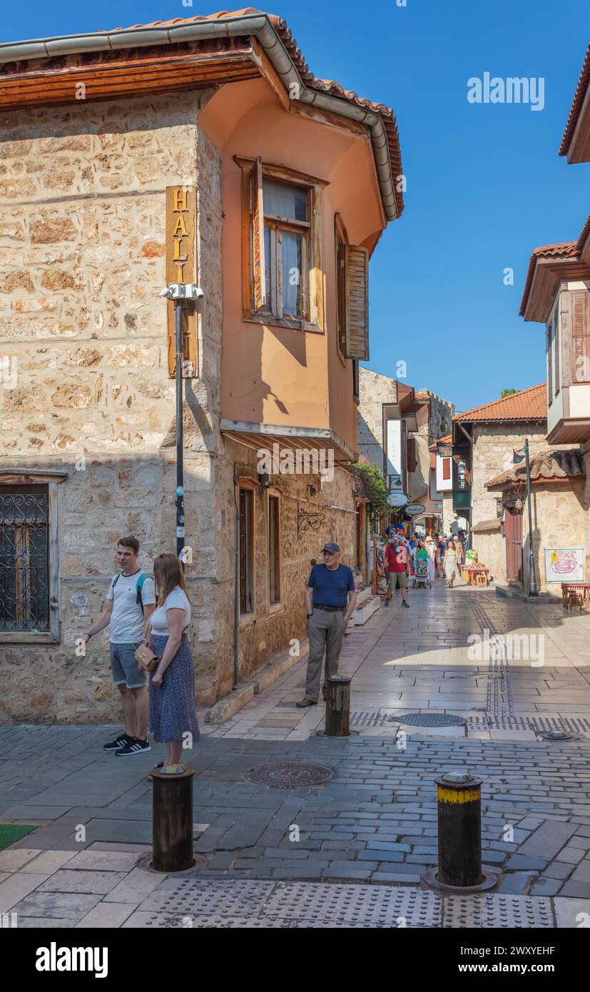Strada nella città vecchia, Antalya, provincia di Antalya, Turchia Foto Stock