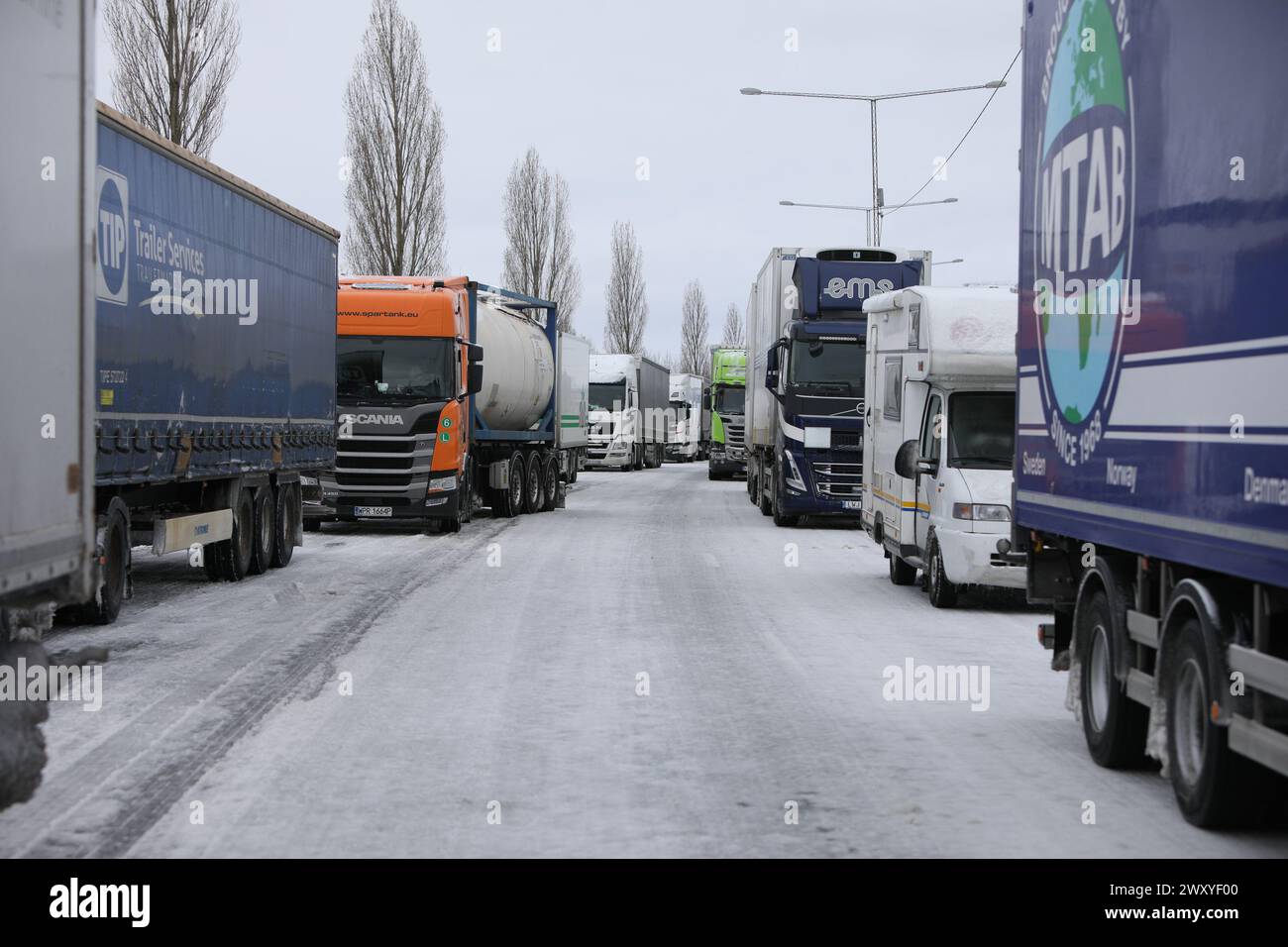 Ci sono gravi problemi di traffico mercoledì mattina nel sud della Svezia dopo forti nevicate e forti venti. Fuori Jönköping, le code erano lunghe parecchi chilometri e le persone sono rimaste bloccate nelle loro auto tutta la notte.foto: Mattias Landström/TT/code 200 credito: TT News Agency/Alamy Live News Foto Stock