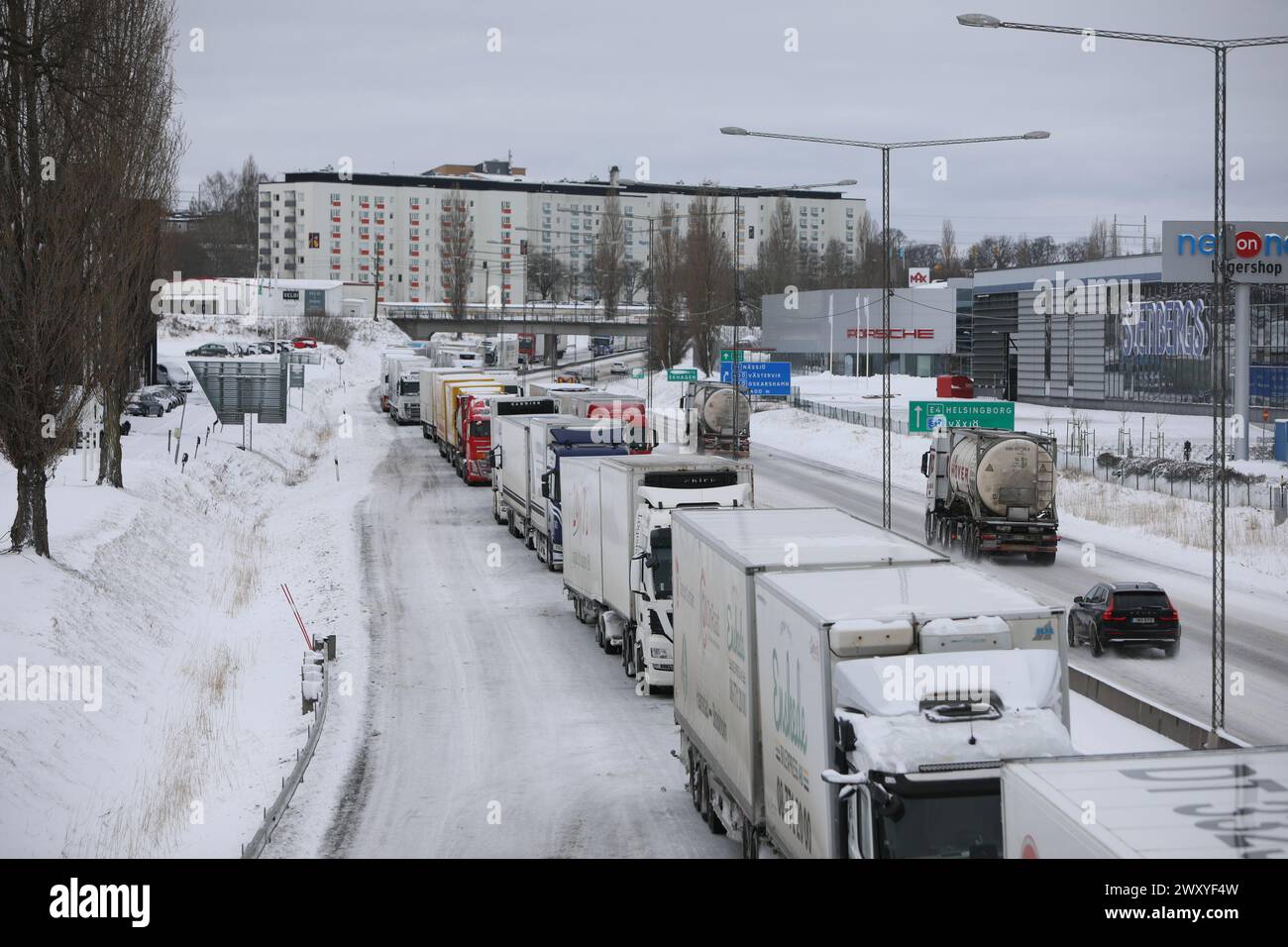 Ci sono gravi problemi di traffico mercoledì mattina nel sud della Svezia dopo forti nevicate e forti venti. Fuori Jönköping, le code erano lunghe parecchi chilometri e le persone sono rimaste bloccate nelle loro auto tutta la notte.foto: Mattias Landström/TT/code 200 credito: TT News Agency/Alamy Live News Foto Stock