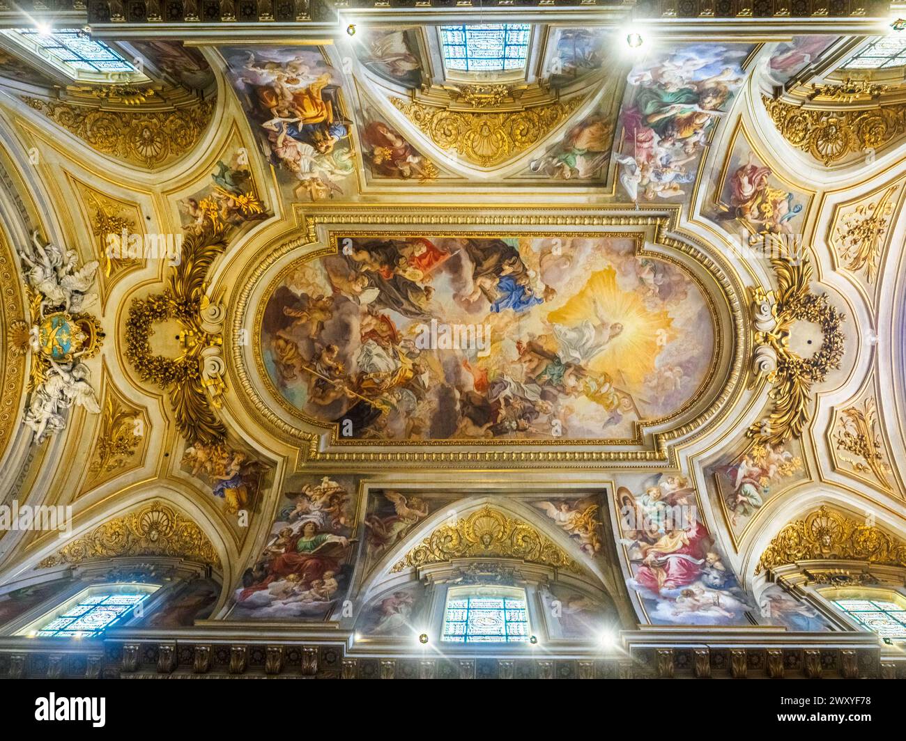 Il sontuoso affresco della volta, decorato con il Trionfo dell'ordine francescano di Baciccio (1707) - Basilica dei Santi XII Apostoli - Roma Italia Foto Stock