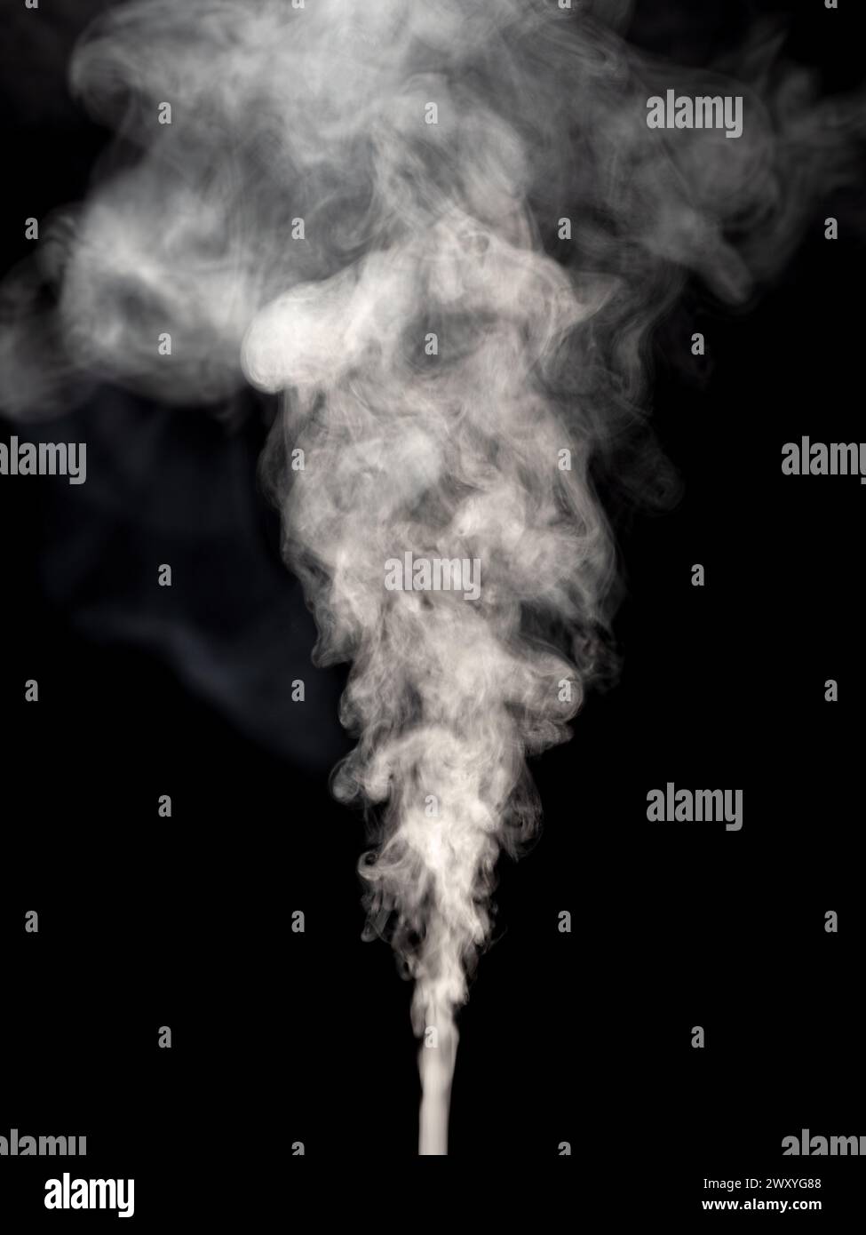 Vapore o smog bianco astratto isolato su uno sfondo nero che sale verso l'alto Foto Stock