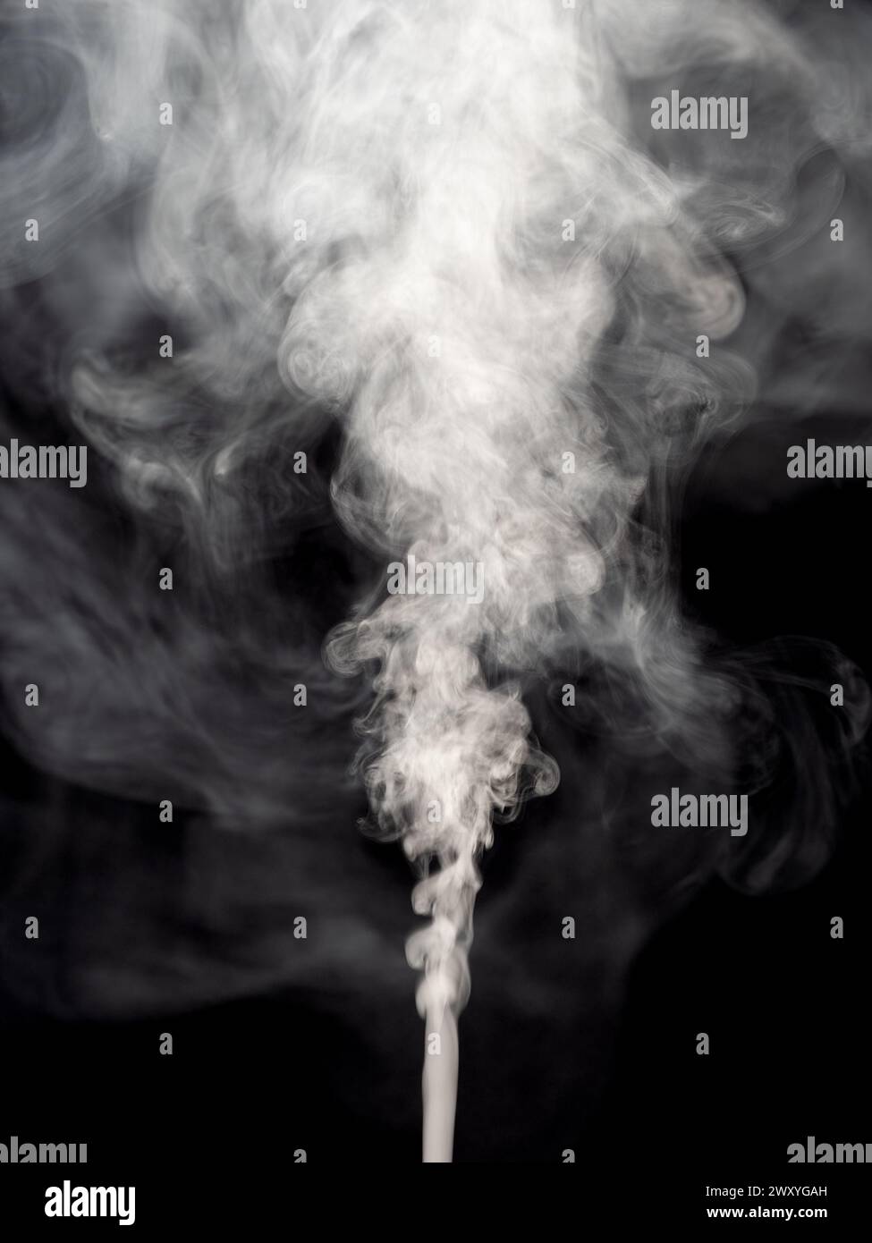 Getto di vapore di fumo bianco o smog bianco astratto isolato su sfondo nero e in aumento Foto Stock