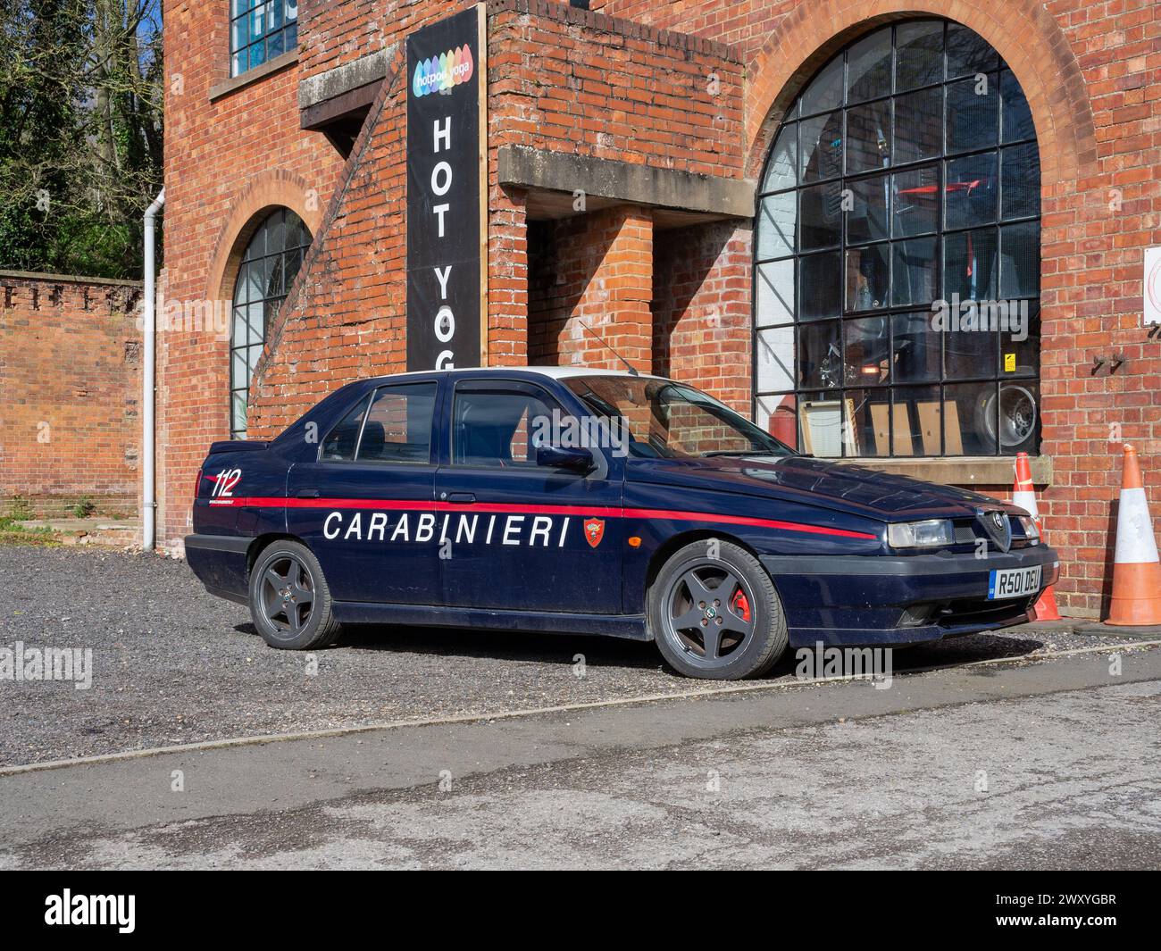 Una vecchia auto della polizia italiana con logo Carabinieri parcheggiata fuori dallo studio Hot Yoga, Weedon Depot, Northamptonshire, Regno Unito Foto Stock
