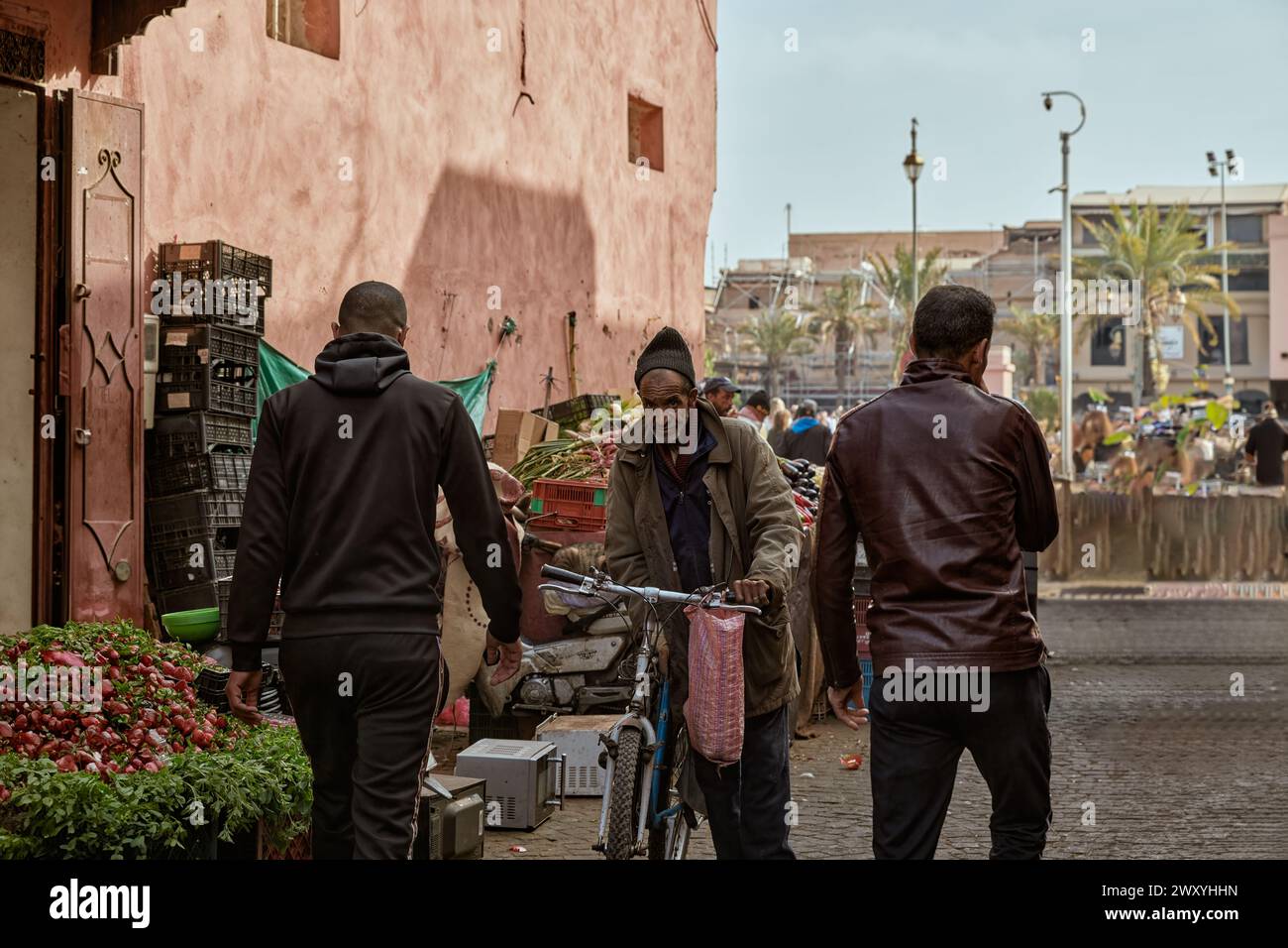 Un senzatetto con una bicicletta che vagava per le strade di Marrakech, in Marocco Foto Stock