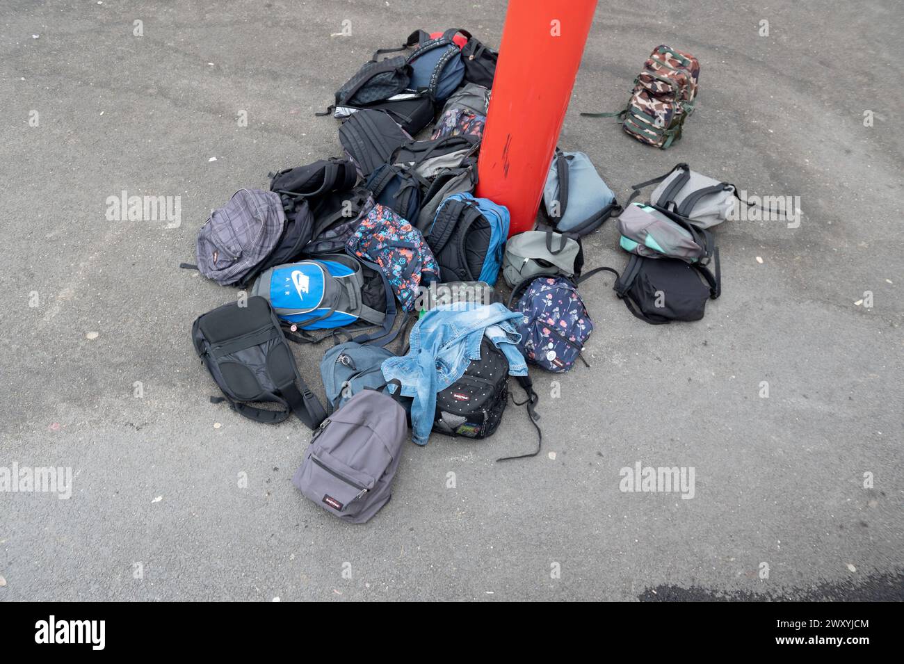 Scuola superiore: Borse e zaini nel cortile della scuola Foto Stock