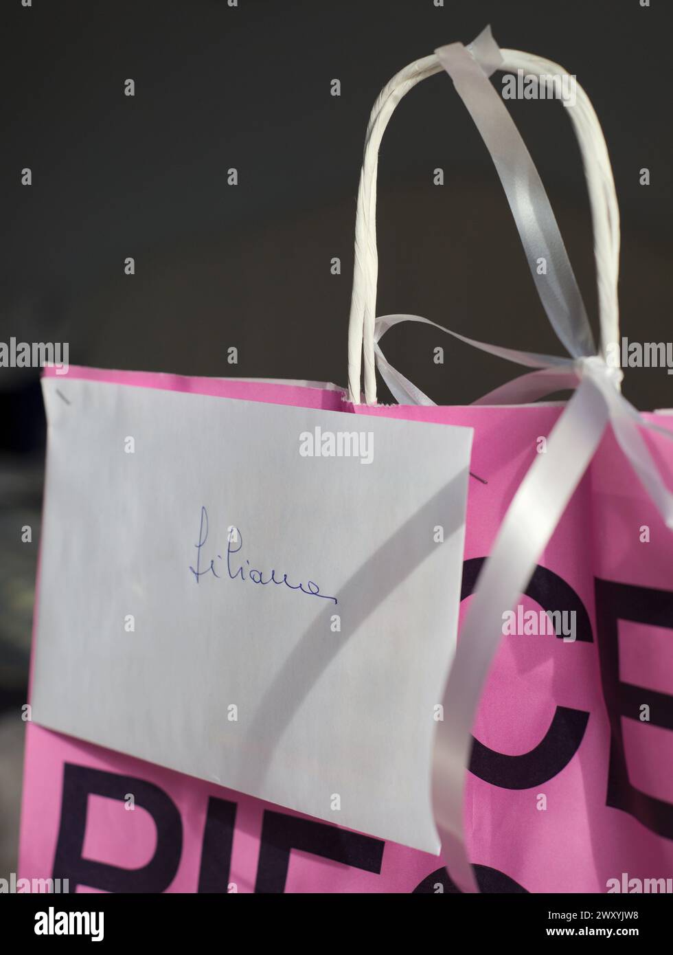 presentare in un sacchetto di carta con il nome sulla busta del biglietto di auguri Foto Stock