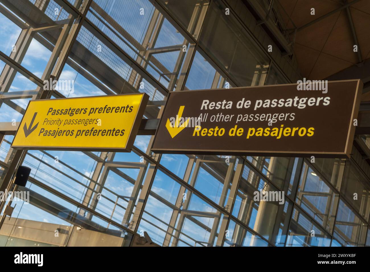 Indicazioni per i passeggeri prioritari e non prioritari in coda all'aeroporto di Alicante Foto Stock
