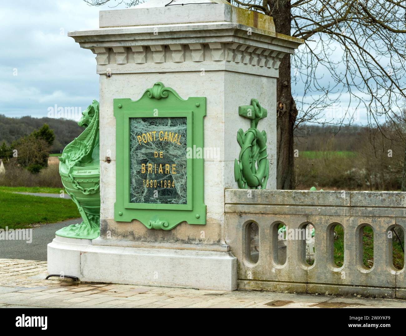 Briare, ponte sul canale costruito da Gustave Eiffel, canale laterale della Loira sopra la Loira , dipartimento della Loiret, Centro-Val de Loire, Francia Foto Stock