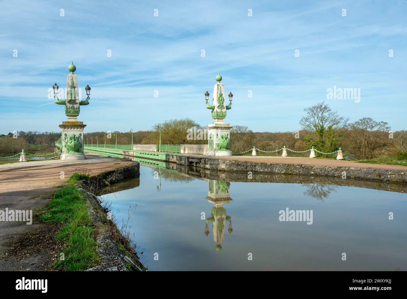 Briare, ponte sul canale costruito da Gustave Eiffel, canale laterale della Loira sopra la Loira , dipartimento della Loiret, Centro-Val de Loire, Francia Foto Stock