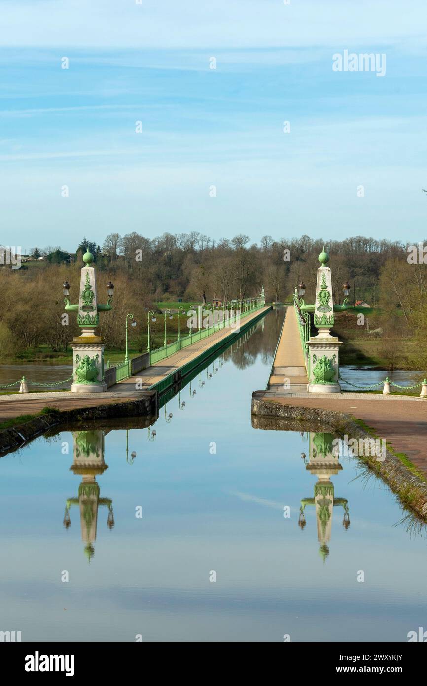 Briare, ponte sul canale costruito da Gustave Eiffel, canale laterale della Loira sopra la Loira , dipartimento della Loiret, Centro-Val de Loire, Francia Foto Stock