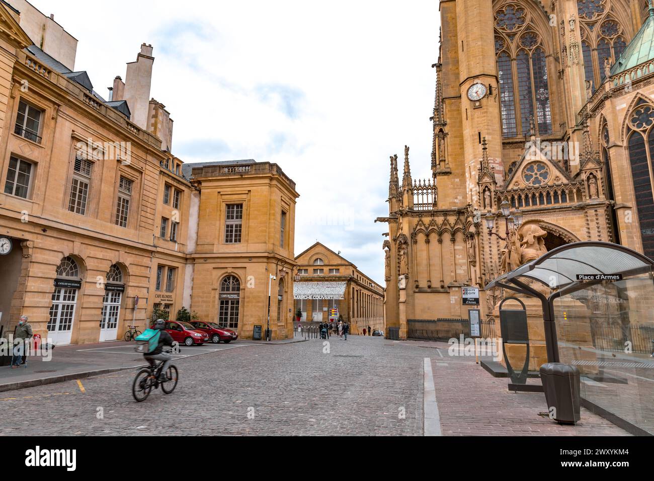 Metz, Francia - 23 gennaio 2022: Place d'Armes è una piazza rettangolare acciottolata a Metz, Francia Foto Stock