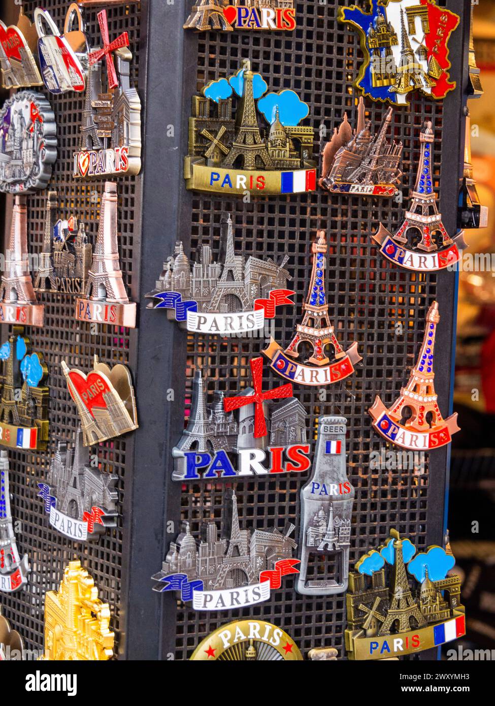 Souvenir turistici a forma di Torre Eiffel. Ile de France. Parigi. Francia. Europa Foto Stock