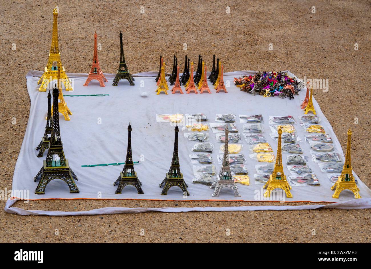 Souvenir turistici a forma di Torre Eiffel. Ile de France. Parigi. Francia. Europa Foto Stock