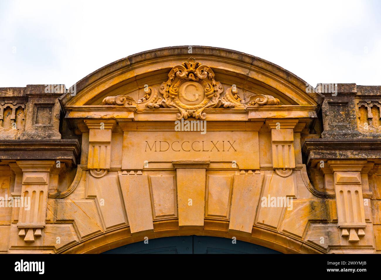 Metz, Francia - 23 gennaio 2022: Vista sulla strada e edifici tipici francesi nella città di Metz, Francia. Foto Stock