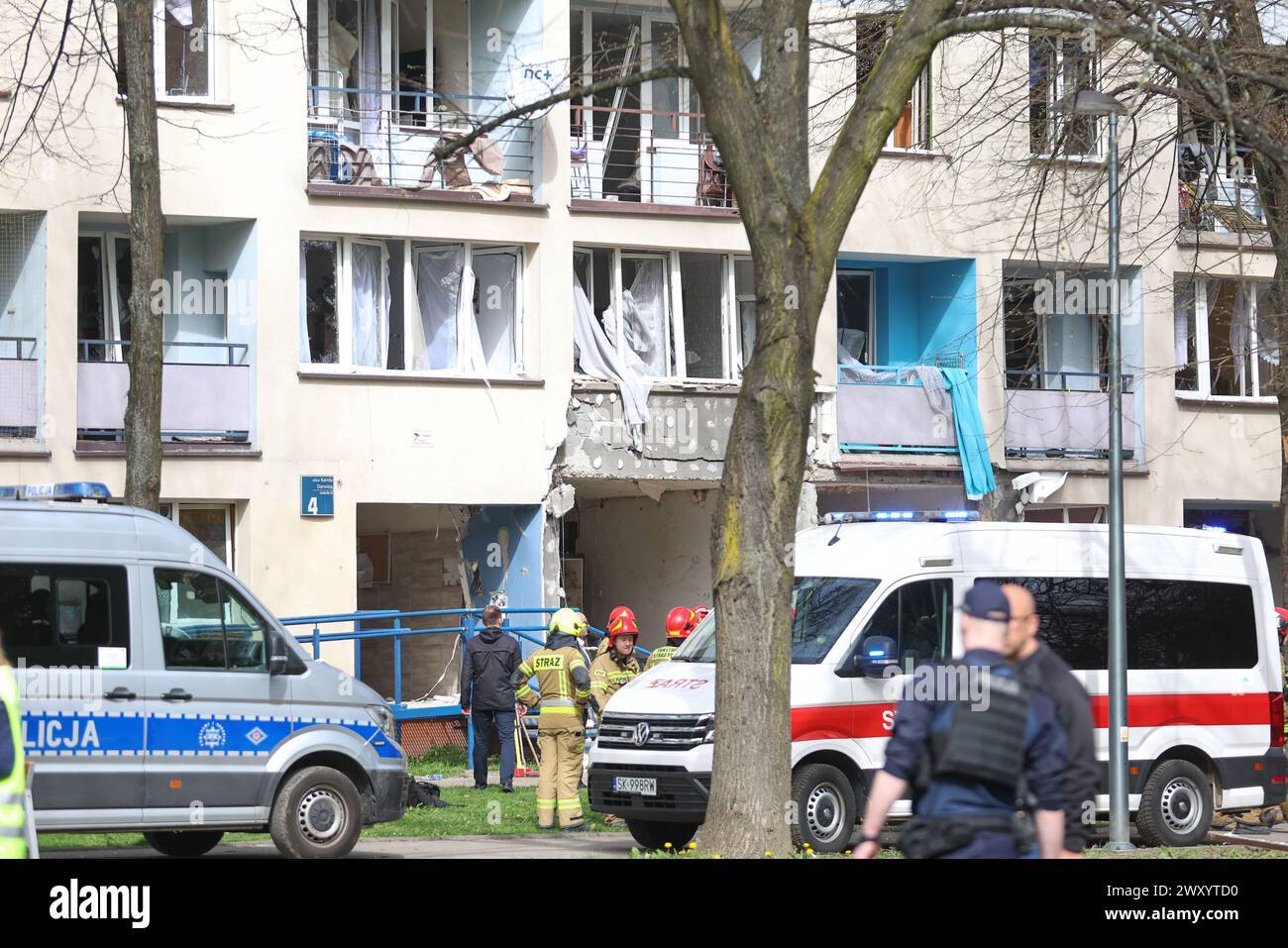 Tychy, Polonia. 1 aprile 2024. Un'auto della polizia e un'ambulanza sono di stanza di fronte ad un edificio residenziale che ha subito un'esplosione di gas la mattina di Pasqua a Tychy. Diverse persone sono rimaste ferite a causa di un'esplosione di gas avvenuta il lunedì di Pasqua a Tychy. La forza dell'esplosione era enorme, si possono vedere le finestre rotte, e ci sono anche danni agli altri piani dell'edificio. Credito: SOPA Images Limited/Alamy Live News Foto Stock