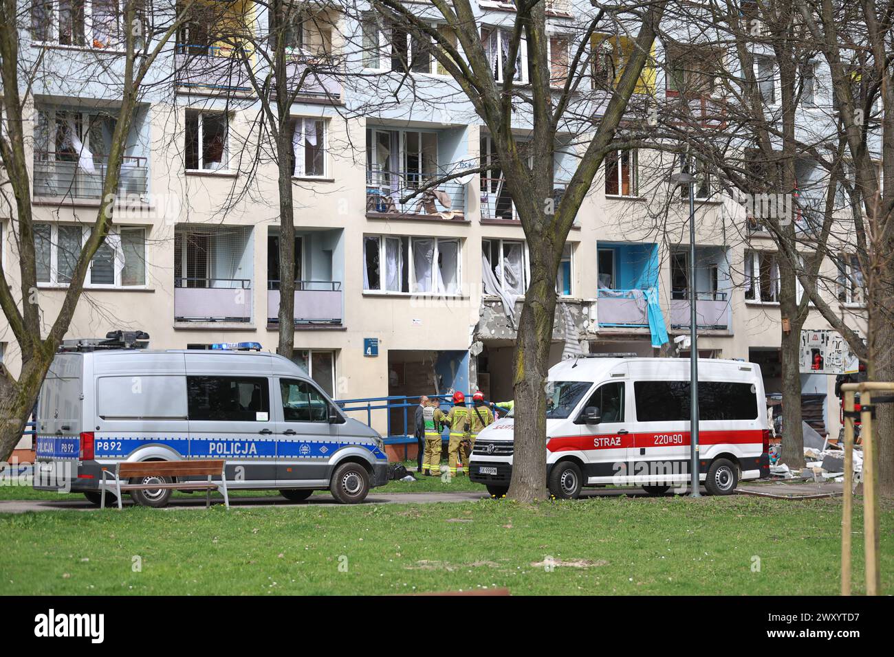 Tychy, Polonia. 1 aprile 2024. Un'auto della polizia e un'ambulanza sono di stanza di fronte ad un edificio residenziale che ha subito un'esplosione di gas la mattina di Pasqua a Tychy. Diverse persone sono rimaste ferite a causa di un'esplosione di gas avvenuta il lunedì di Pasqua a Tychy. La forza dell'esplosione era enorme, si possono vedere le finestre rotte, e ci sono anche danni agli altri piani dell'edificio. Credito: SOPA Images Limited/Alamy Live News Foto Stock