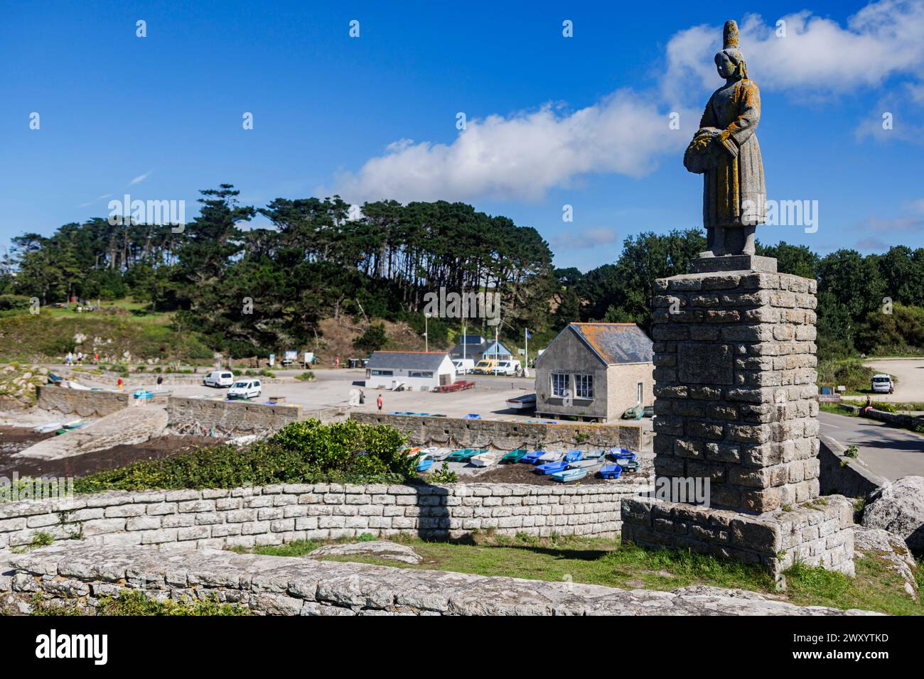 Plozevet, nella zona chiamata Pays Bigouden (Bretagna, Francia nord-occidentale): Statua di una donna Bigouden nel porto di Pors Poulhan Foto Stock