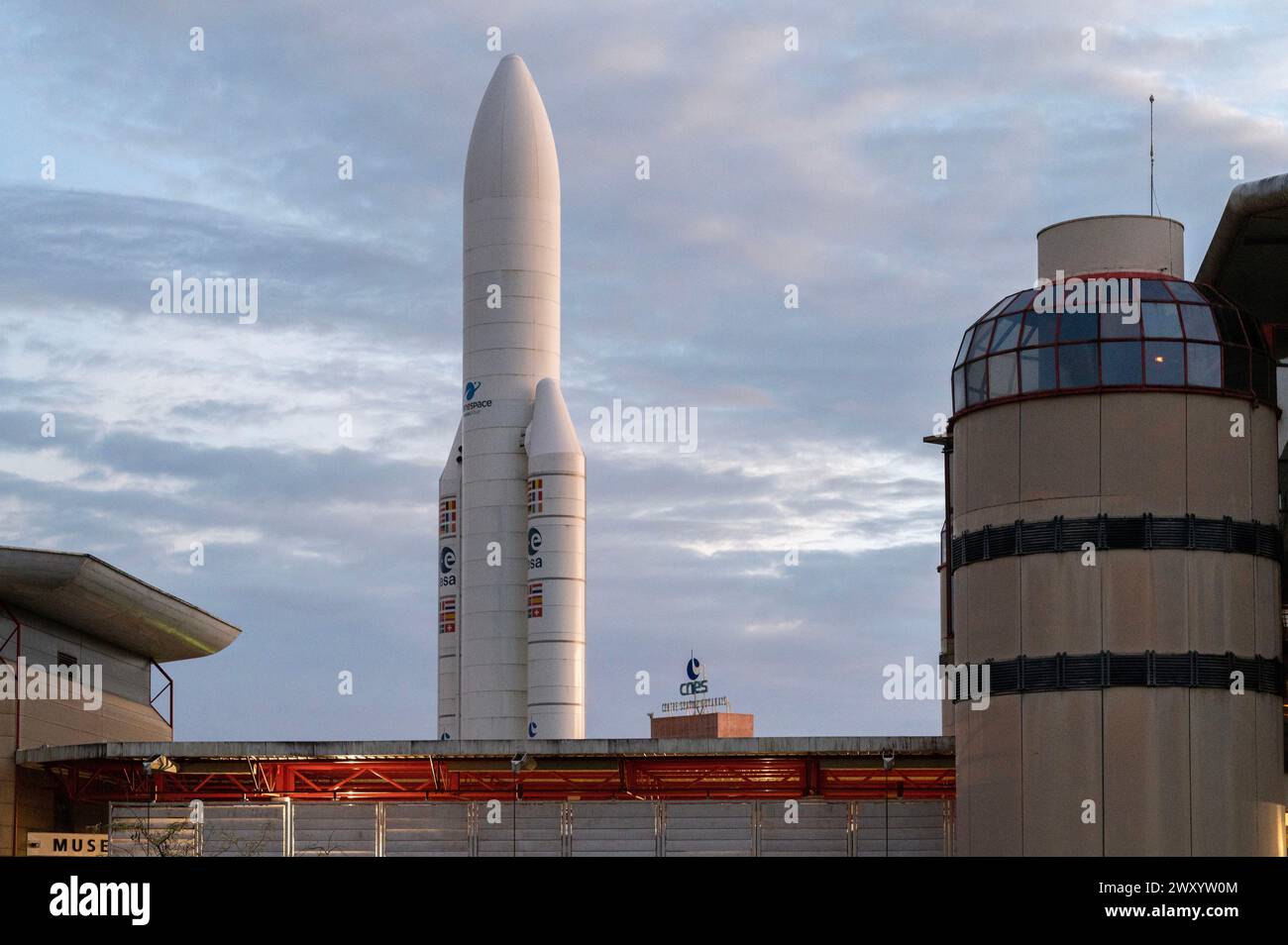 Kourou, Centro spaziale Guyana, Guyana francese: Ingresso al Centro Nazionale di studi spaziali (CNES in francese). Riproduzione a grandezza naturale dell'Ariane 5 Foto Stock