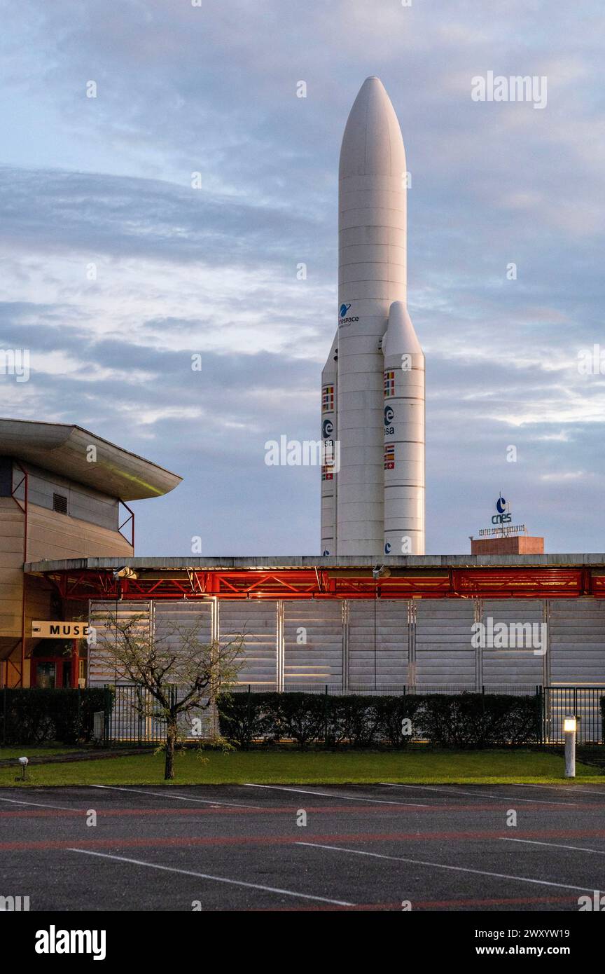 Kourou, Centro spaziale Guyana, Guyana francese: Ingresso al Centro Nazionale di studi spaziali (CNES in francese). Riproduzione a grandezza naturale dell'Ariane 5 Foto Stock